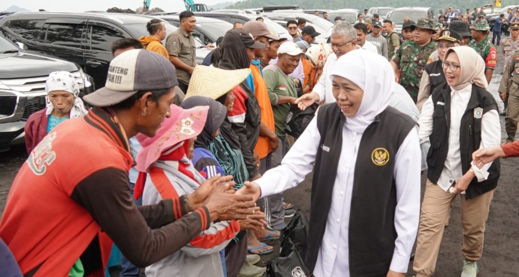 Tanggap Bencana, Khofifah Percepat Pembangunan Tanggul Lahar Semeru