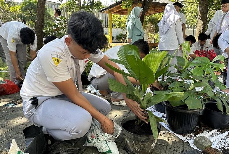 Siswa SMA Al Muslim Sidoarjo Rayakan Kelulusan Dengan Aksi Peduli Lingkungan