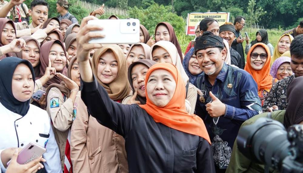 Ribuan Beasiswa Berhasil Tersalurkan Berkat Khofifah Berhasil Bikin Ekonomi Jatim Melesat