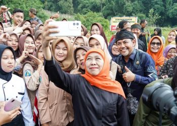 Ribuan Beasiswa Berhasil Tersalurkan Berkat Khofifah Berhasil Bikin Ekonomi Jatim Melesat