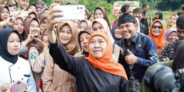 Ribuan Beasiswa Berhasil Tersalurkan Berkat Khofifah Berhasil Bikin Ekonomi Jatim Melesat