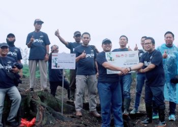 Bank Mandiri Taspen dan PT Alpukat Teratai Jaya, Serahkan 450 Bibit ke Petani