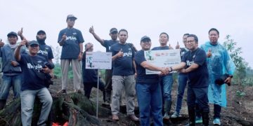 Bank Mandiri Taspen dan PT Alpukat Teratai Jaya, Serahkan 450 Bibit ke Petani
