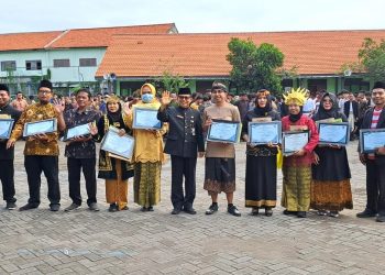SMA Negeri 3 Sidoarjo Beri Apresiasi Guru Karyawan dan Siswa Berprestasi