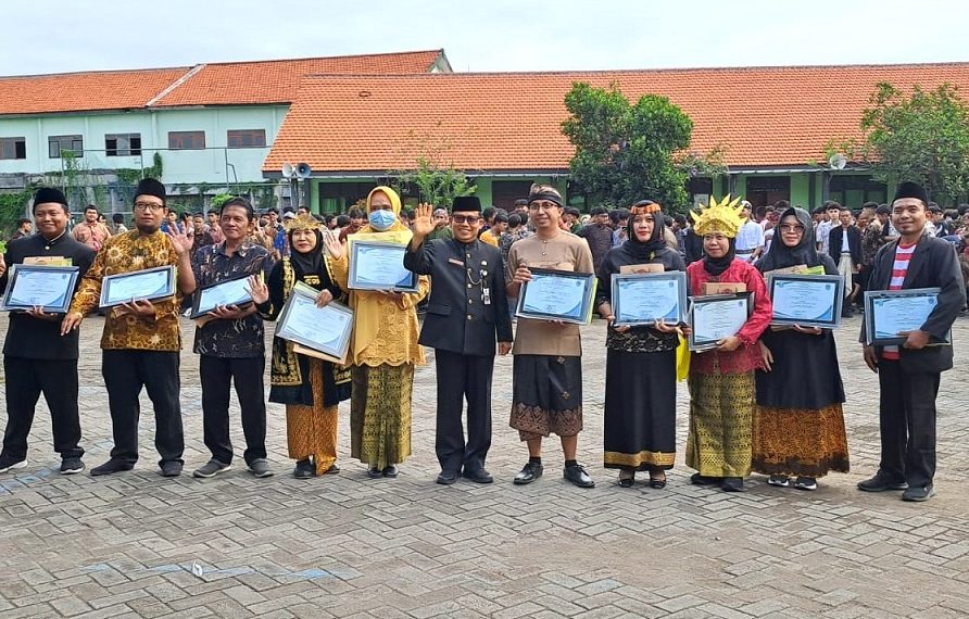 SMA Negeri 3 Sidoarjo Beri Apresiasi Guru Karyawan dan Siswa Berprestasi