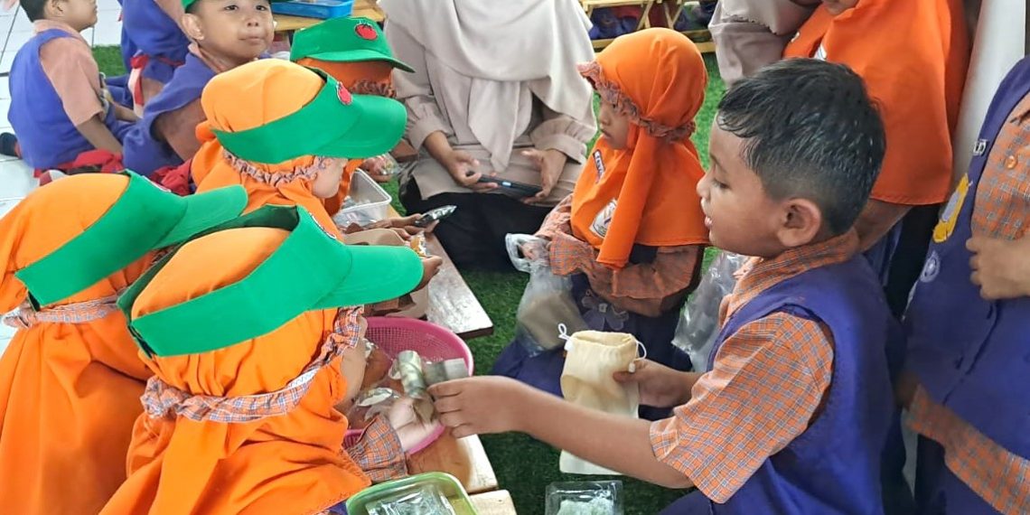 Anak-anak KB-TK Nurul Fikri Sidoarjo Antusias Ikuti ‘Fun Marketing and Selling’