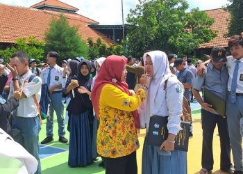 Tangis Haru Mewarnai Suasana Penjemputan Siswa SMA Negeri 1 Wonoayu