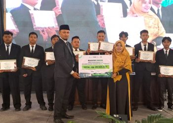 Umaha Beri Beasiswa Pendidikan Siswa SMK YPM 8 Sidoarjo Yang Berprestasi Rp 311 Juta