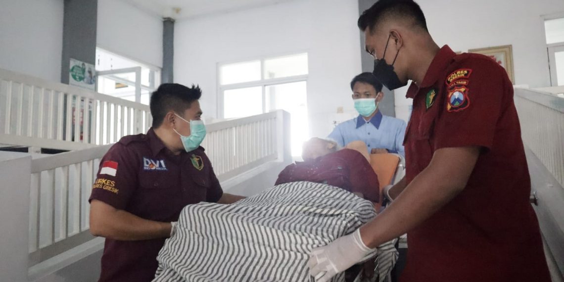 Peduli Masyarakat, Polres Gresik Jemput Warga Kebomas dengan Ambulans Gratis dari Rumah Sakit Lamongan