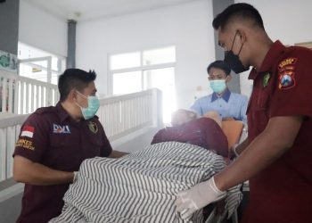 Peduli Masyarakat, Polres Gresik Jemput Warga Kebomas dengan Ambulans Gratis dari Rumah Sakit Lamongan