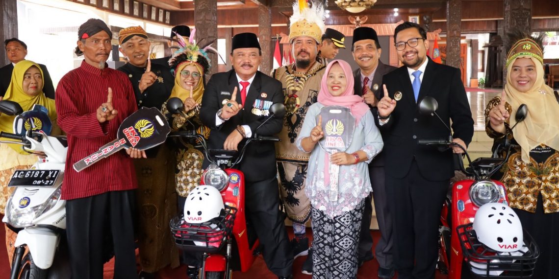 Momen Hardiknas, IKA UNESA Nganjuk Beri Reward GTT Sekolah Pinggiran