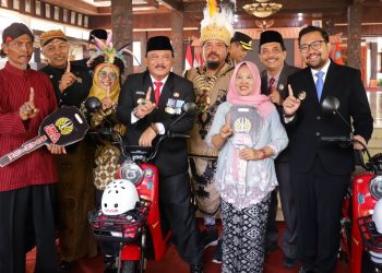 Momen Hardiknas, IKA UNESA Nganjuk Beri Reward GTT Sekolah Pinggiran