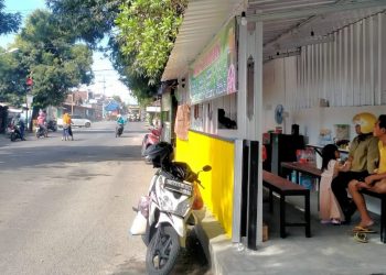 Warga Pare Kediri Pertanyakan Berdirinya Bangunan Pedagang di Trotoar