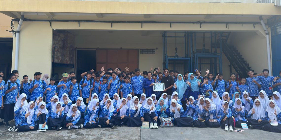 Belajar Plus Shopping Siswa SPEMUPAT di Distributor Snack Ngebret Cerme