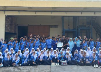 Belajar Plus Shopping Siswa SPEMUPAT di Distributor Snack Ngebret Cerme