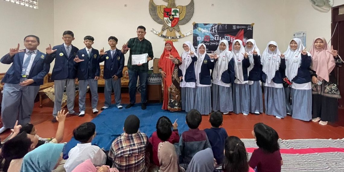 Hari Buku Nasional, Perpustakaan SMA Al Hikmah dan Pustakawan Remaja Donasikan Buku ke TBM Dukuh Menanggal