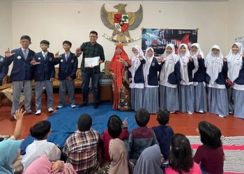 Hari Buku Nasional, Perpustakaan SMA Al Hikmah dan Pustakawan Remaja Donasikan Buku ke TBM Dukuh Menanggal
