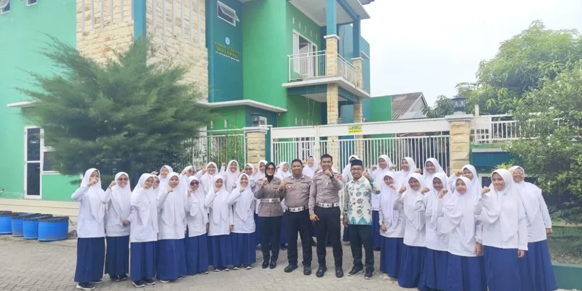Satlantas bersama Satbinmas Polres Gresik Edukasi Santri Lewat Road Safety dan Coaching Clinic di Ponpes Sirojul Haromain