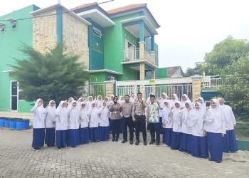 Satlantas bersama Satbinmas Polres Gresik Edukasi Santri Lewat Road Safety dan Coaching Clinic di Ponpes Sirojul Haromain
