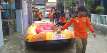 Tanggap Banjir Kali Lamong, Pemuda Muhammadiyah Gresik Terjunkan Relawan, Bantu Logistik, hingga Trauma Healing