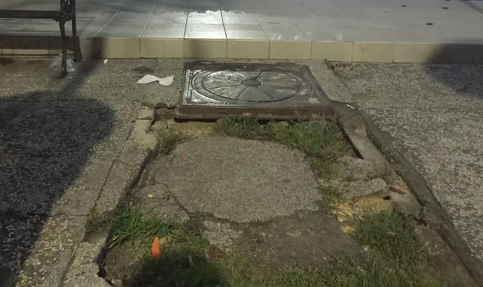 Trotoar Depan Taman GOR Sampang Terancam Ambles, Warga Minta Perbaikan Segera