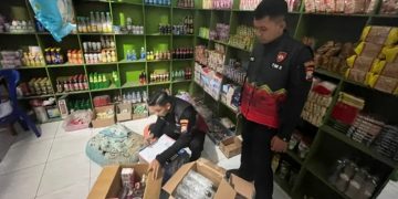 Polres Gresik Amankan Puluhan Botol Miras dan Rokok Ilegal di Benjeng
