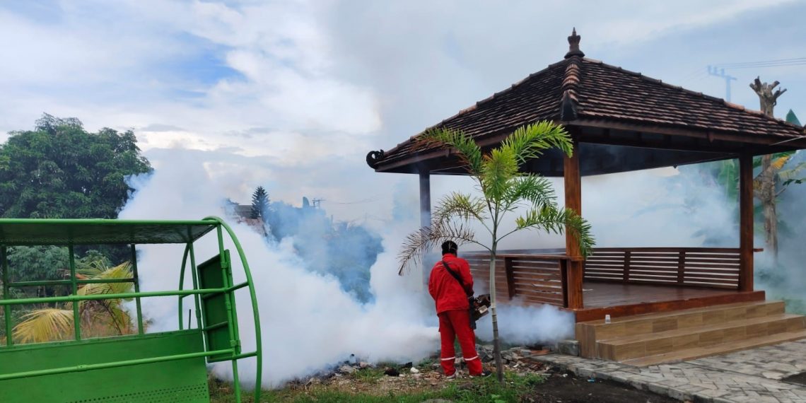 Kasus Demam Berdarah Meningkat, TK ABA 34 Kedanyang – SD Almadany Lakukan Fogging