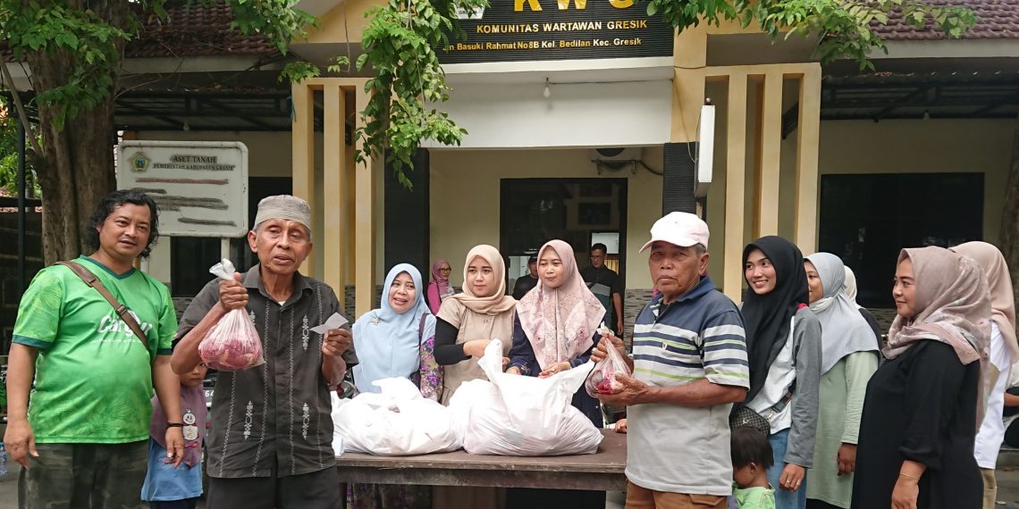 Di-Support Emak-emak, KWG Sembelih Hewan Kurban dan Bagikan Daging ke Warga