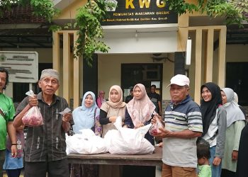 Di-Support Emak-emak, KWG Sembelih Hewan Kurban dan Bagikan Daging ke Warga