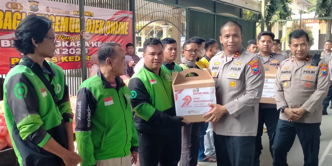 Polres Kediri Berikan Cek Kesehatan dan Sembako Gratis kepada Driver Ojol