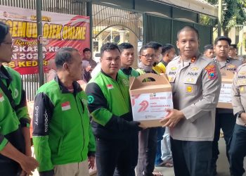 Polres Kediri Berikan Cek Kesehatan dan Sembako Gratis kepada Driver Ojol
