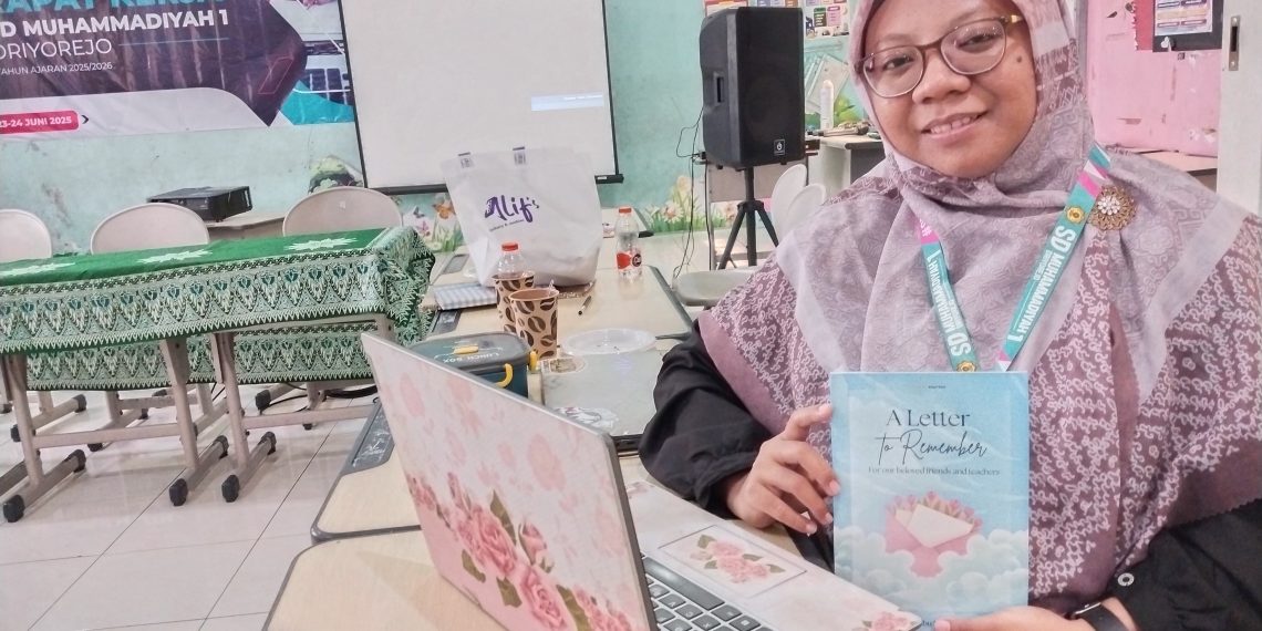 Keroyokan Bersama Muridnya, Guru SD Muhammadiyah 1 Driyorejo Ini Luncurkan Buku Karya Perdana