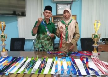 Inas Siswi SMP Muhammadiyah 2 Taman Koleksi 36 Medali dan Piala Renang