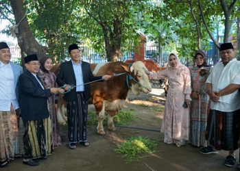 Bupati dan Wakil Bupati Serahkan Hewan Kurban Ke Takmir Masjid Agung Sidoarjo