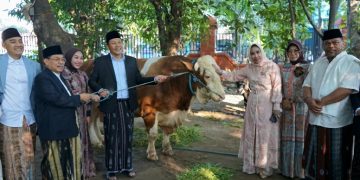Bupati dan Wakil Bupati Serahkan Hewan Kurban Ke Takmir Masjid Agung Sidoarjo