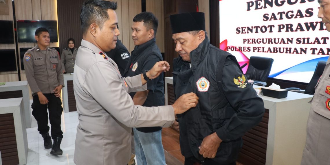 Sambut Satu Suro, Polres Pelabuhan Tanjung Perak Kukuhkan Sentot Prawirodirdjo
