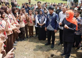 Khofifah Berhasil Perkuat Ekonomi & Pendidikan Jatim: Dari Lereng Gunung hingga Desa Terujung