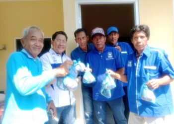 H Khulaim Berkuban Seekor Sapi, Disembelih Sendiri dan Dibagikan ke Warga Hingga Pengurus DPC PAN se Sidoarjo