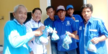 H Khulaim Berkuban Seekor Sapi, Disembelih Sendiri dan Dibagikan ke Warga Hingga Pengurus DPC PAN se Sidoarjo