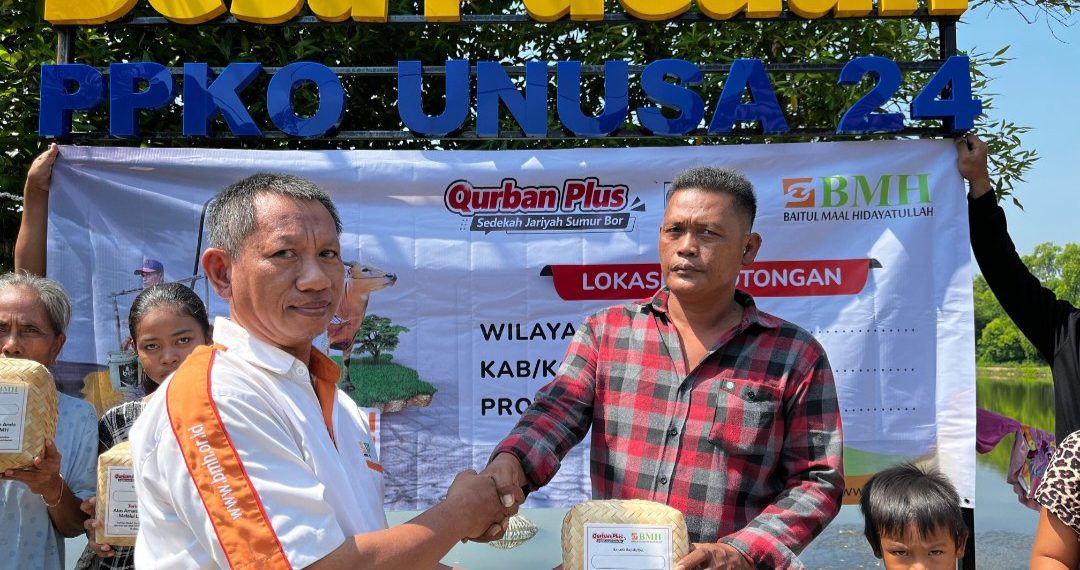 Naik Perahu, BMH Unit Sidoarjo Salurkan Daging Qurban ke Dusun Pucukan hingga Desa Terluar
