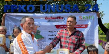 Naik Perahu, BMH Unit Sidoarjo Salurkan Daging Qurban ke Dusun Pucukan hingga Desa Terluar