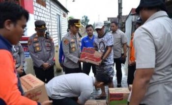 Banjir Kali Lamong, Kapolres Gresik Turun Langsung dan Serahkan Bantuan ke Warga terdampak