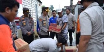Banjir Kali Lamong, Kapolres Gresik Turun Langsung dan Serahkan Bantuan ke Warga terdampak