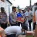 Banjir Kali Lamong, Kapolres Gresik Turun Langsung dan Serahkan Bantuan ke Warga terdampak