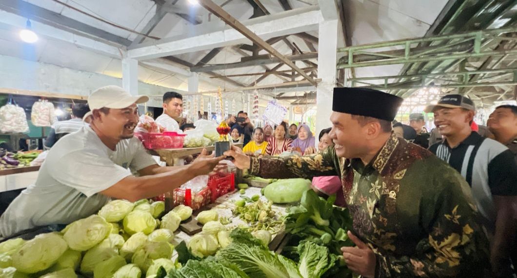 Blusukan ke Pasar Krembung, Bambang Haryo Bantu Perbaikan Talang Bocor, Apar hingga Tambahan Lampu Penerangan