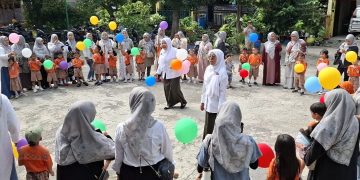 Ditandai Pelepasan Balon, Siswa KB-TK Muslimat NU 179 Pelangi Kedanyang Ikuti Akhirussanah
