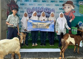 Siswa SMP Al Muslim Sidoarjo Maknai Kelulusan Dengan Berbagi Daging Kambing