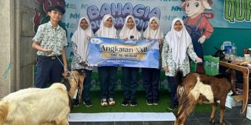Siswa SMP Al Muslim Sidoarjo Maknai Kelulusan Dengan Berbagi Daging Kambing