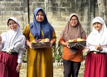 Siswa SD Al Muslim Rayakan Kelulusan dengan Berbagi Parcel Buah