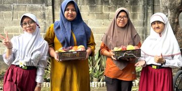 Siswa SD Al Muslim Rayakan Kelulusan dengan Berbagi Parcel Buah